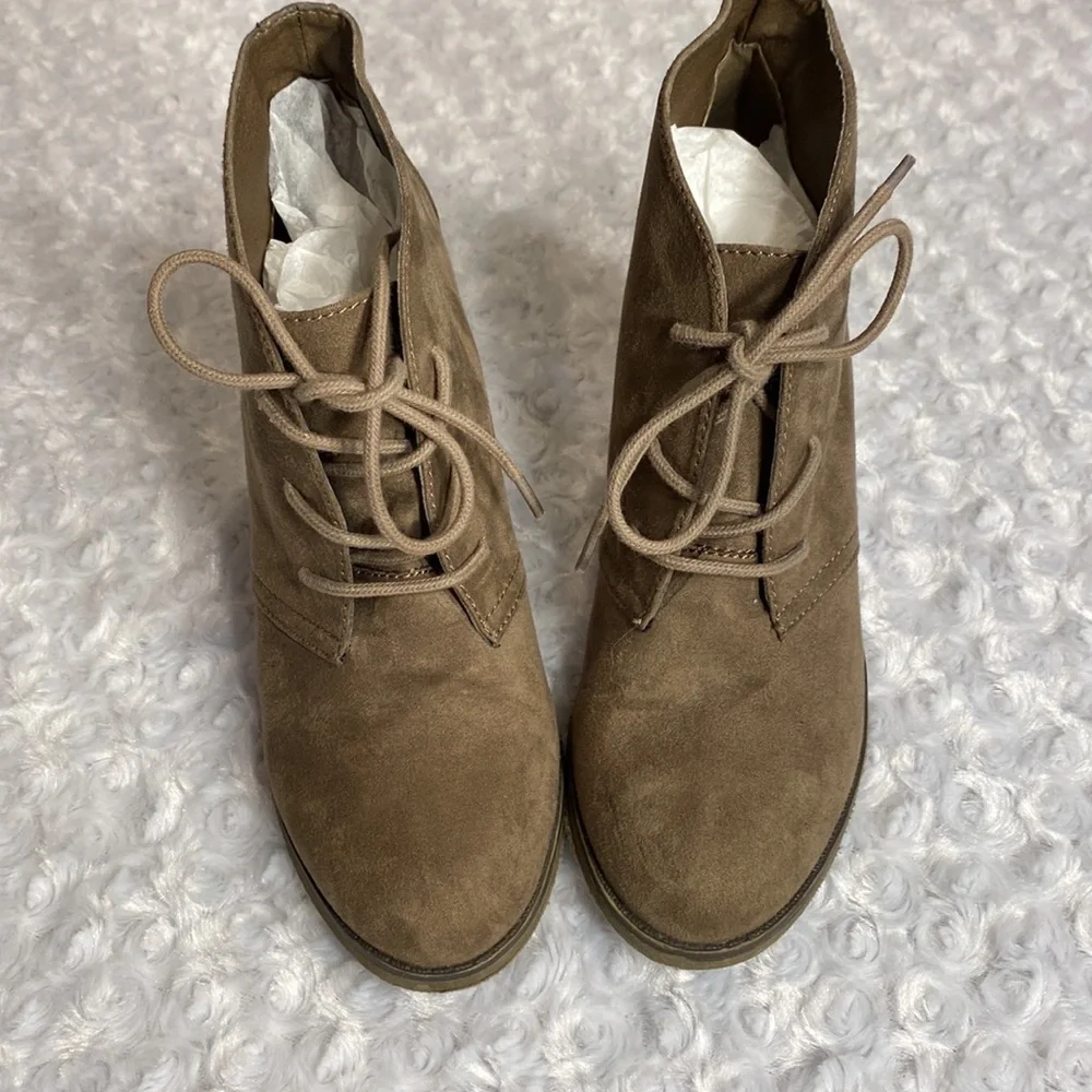 Dolce by Mox Moxy ankle booties tie size 8 “Dusty” faux suede neutral